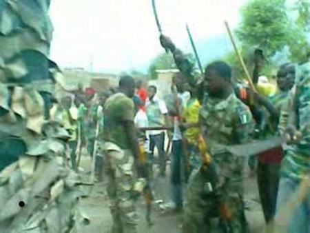 Nigerias militär genomför en ”screening” -operation den 23 juli 2013 i staden Bama. 300 män fick passera inför en dold informant. Upp till 35 män pekades ut som medlemmar i Boko Haram. Sex dagar senare fördes de bort av militär och sköts ihjäl.