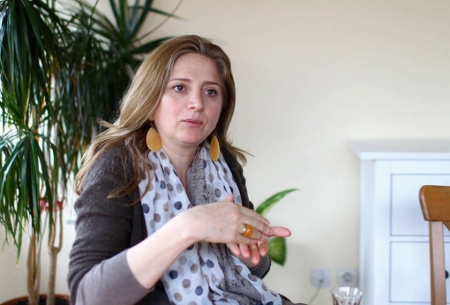 Samar Yazbek föddes 1970 i Jable i Syrien. Hon är är författare och journalist med ett förflutet som manusförfattare för syrisk film och tv. Hösten 2012 fick hon svenska PEN:s Tucholskypris för ”Woman in the Crossfire”, en rapport från Syrienkriget.