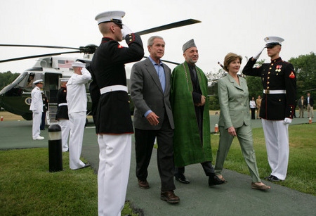  Hamid Karzai (i mitten) tas emot av George och Laura Bush i Camp David år 2007.