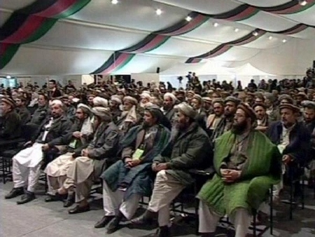 Loya Jirgan samlad till möte i december 2003.