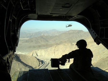 Natos dåvarande generalsekreterare Jaap de Hoop Scheffer besöker i november 2008 Afghanistan. Här passerar planet Khyberpasset. 