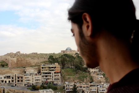 Javad tittar ut över Amman, Jordaniens huvudstad, och längtar hem.
