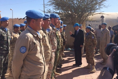 Ban Ki-moon besöker personal i FN-styrkan Minurso under sin resa till Västsahara den 5 mars.