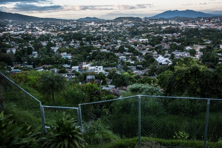 Huvudstaden San Salvador från ovan. El Salvador har en av världens hårdaste abortlagstiftningar som förbjuder abort under alla omständigheter. Kvinnor som får missfall kan anklagas för mord och få upp till 50 års fängelse.