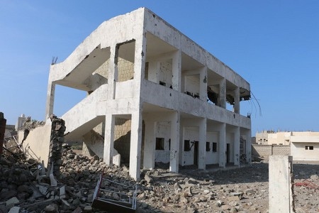 En missil från den saudiledda koalitionen förstörde i höstas ”al-Shaymeh Education Complex for Girls” i Hodeidah.