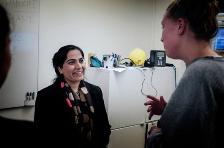 Fem gånger har Malalai Joya utsatts för mordförsök. Här besöker hon Amnestys sekretariat i Stockholm. 