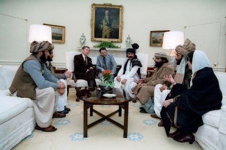 USA:s dåvarande president Ronald Reagan tar emot mujaheddin-ledare i Vita huset år 1983.