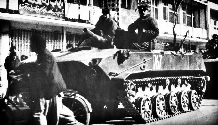 Sovjetiska trupper på Kabuls gator.