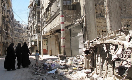 Regimens bombningar har skapat en enorm förstörelse i Aleppo och många civila har dödats av oljefatsbomber.