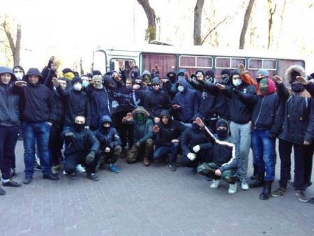 Några motdemonstranter gör Hitlerhälsning sedan de lyckats stoppa lördagens hbtq-evenemang i Lviv.
