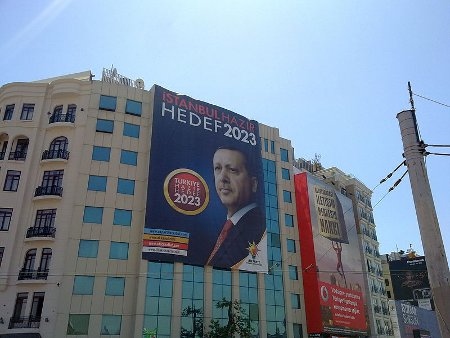 Valaffisch för Erdoğan på Taksim-torget i Istanbul: ”Vi är redo för 2023”.