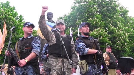 Valerij Bolotov utropar självständigheten för Folkrepubliken Lugansk den 12 maj 2004.