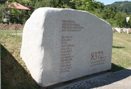 Minnesmärke i Potocari över de som mördades efter Srebrenicas fall sommaren 1995.