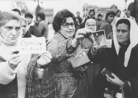 ”De galna mödrarna” demonstrerar på Plaza de Mayo i Buenos Aires den 1 december 1986. Redan 1977 inleddes manifestationerna för att kräva besked om vad som hade hänt personer som ”försvann”.