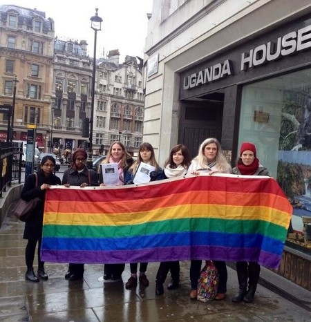 Protester genomfördes i bland annat Storbritannien, Kanada, Spanien och Tyskland den 10 februari 2014 med en uppmaning till president Museveni att inte underteckna homosexlagen. På bilden överlämnar Amnestypersonal i London 86 169 namnunderskrifter.