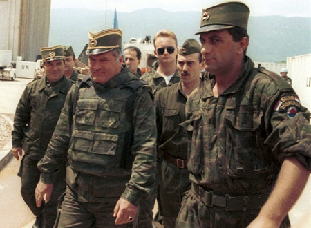 General Ratko Mladic (i mitten) i Sarajevo år 1993.