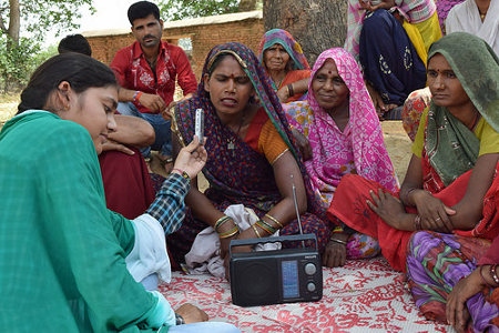 Kvinnlig journalist från den indiska radiostationen Bundelkhand genomför intervjuer.