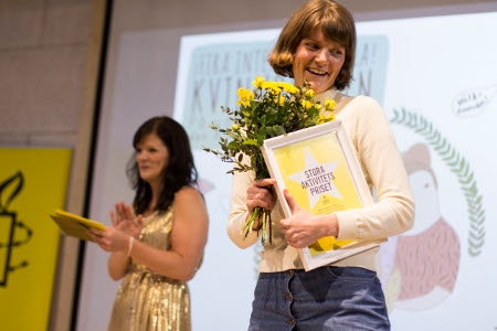 Ellen Thorell från Kvinnorättsgruppen i Göteborg med det pris hon fick av Johanna Lindgren (till vänster).