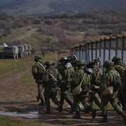 Ryska trupper tar kontroll över militärbasen Perevalne den 9 mars 2014.