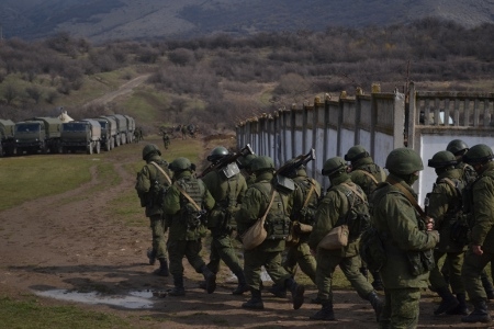 Ryska trupper tar kontroll över militärbasen Perevalne den 9 mars 2014.