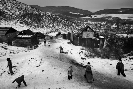 På sluttningarna utanför Kosice i Slovakien bor romer i byar.