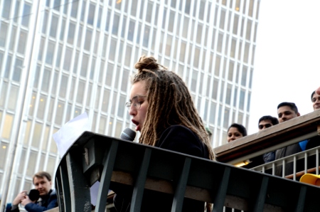 Lyn Bentschik, från Amnestys hbtq-grupp i Stockholm, talade vid manifestationen på Sergels torg.