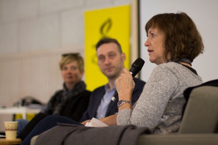 Madelaine Seidlitz, Oskar Ekblad och Elisabeth Abiri diskuterar flyktingpolitiken i EU.