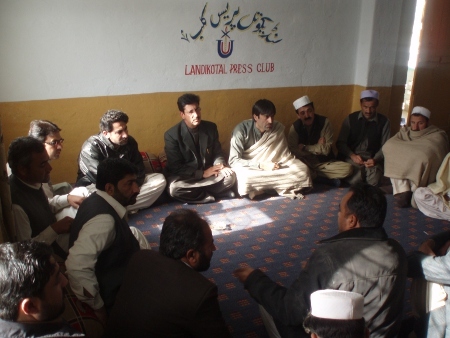 Journalister håller möte vid Landikotals pressklubb i Khyber i den oroliga provinsen Fata, ett av världens farligaste områden för reportrar. 
