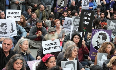 Manifestation i Istanbul den 24 april 2016, till minne av folkmordet på armenierna och andra kristna grupper i Turkiet som inleddes 1915. Turkiet vägrar erkänna det som ett ”folkmord” och journalister som skriver om det riskerar fängelse.