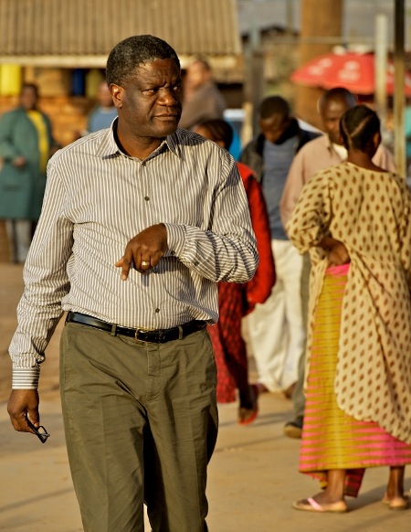 Den kongolesiske läkaren Denis Mukwege lever som en fånge på sitt eget sjukhus efter att ha blivit utsatt för ett attentat av en dödspatrull.
