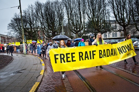 Demonstration på väg till Saudiarabiens ambassad i Nederländernas huvudstad Haag den 16 januari 2015.