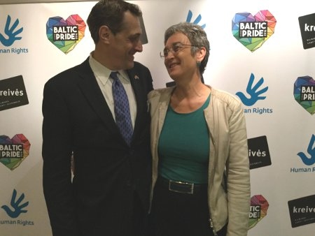 Stuart Milk, från Harvey Milk Foundation och Ulrike Lunacek, vice talman i Europaparlamentet kramar om varandra. Ingen av dem kunde hålla tårarna tillbaka när de talade om attacken i Orlando.
