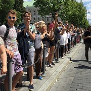 Paraden möttes med applåder längs vägen. 