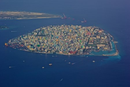 Malé räknas som världens minsta huvudstad till ytan och har drygt 150 000 invånare.