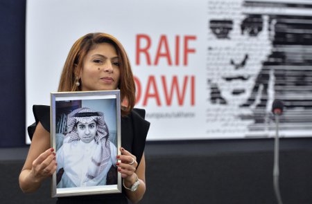 Ensaf Haidar i Europaparlamentet den 16 december 2015 då hon hämtade Sacharovpriset åt sin fängslade make Raif Badawi.