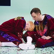 Marcus Baldemar och Mattias Brunn i Riksteaterns uppsättning av ”Männen med rosa triangel”.