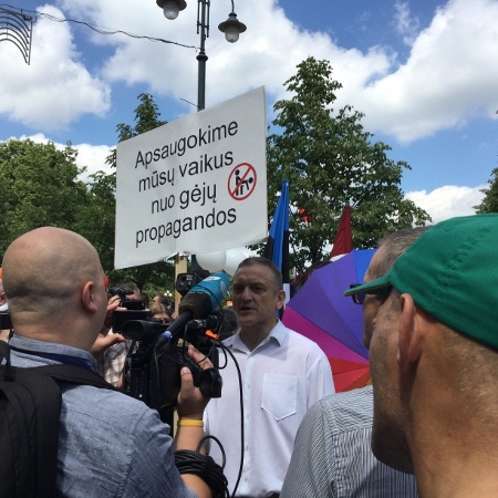 –  Detta är inte progression, utan regression, ansåg Kristoojeris Voiska, som protesterade mot Pride. ”Låt våra barn vara utan er gay-propaganda”, står det på plakatet.