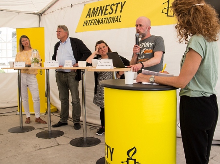 Debatt: Rebecka Jalvemyr kanslichef Fian Sverige, Peter Weiderud, ordförande MR-Fonden, Hanna Gerdes, jurist, Hanna and Goliath Laiu & Education, Lars Lindberg, Handikappförbunden och moderatorn Kathleen McCaughey, Amnesty.