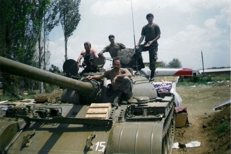 Stridsvagn från makedonska armén i striderna i Aračinovo nära huvudstaden Skopje under sommaren 2001.