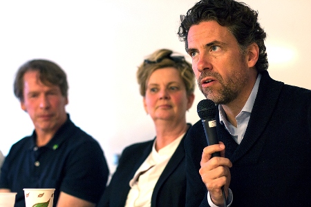 Mikael Ribbenvik från Migrationsverket sade att det är oacceptabelt att kvinnor inte vågar lämna rummen på asylboende. Till vänster Mats Pertoft (MP) och Madelaine Seidlitz, Amnesty.