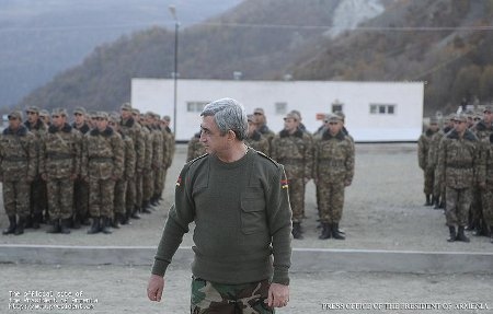 Armeniens president Serzj Sargsian besöker Nagorno-Karabach år 2010.