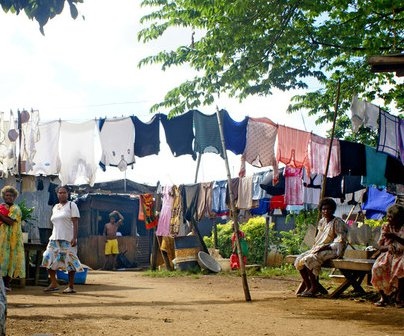 När Amnesty International år 2010 besökte Port Vila, Vanuatus huvudstad, fann man att invånarna i denna informella bosättning förvägras sina ekonomiska, sociala och kulturella rättigheter.