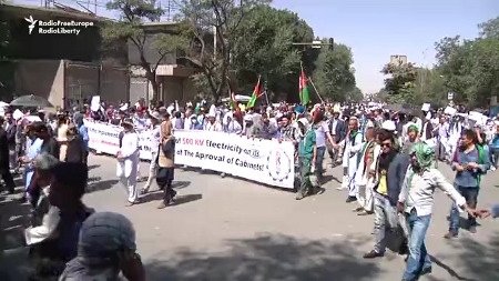 Stillbild från video på Radio Free Europe/Radio Liberty som visar demonstrationen i Kabul innan bombexplosionen den 23 juli då 80 människor dödades.
