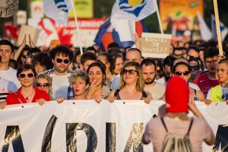 Protesterna i Belgrad har växt och som mest samlat 25 000 deltagare.