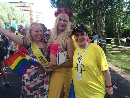 Prideparaden i Stockholm: Ihar Tsikhanyuk (i mitten) tillsammans med Lisa Tistad och Nadia Zabehi från Amnestys hbtqi-grupp i Stockholm.