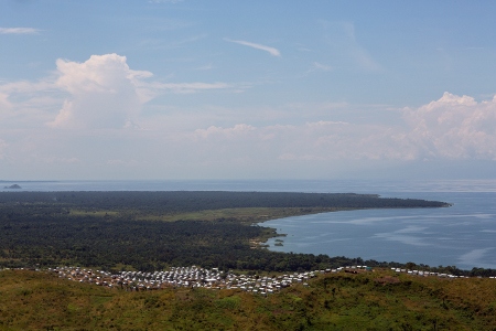 Det burundiska flyktinglägret Lusenda ligger i östra Kongo. På andra sidan Tanganyikasjön skymtar Burundi.