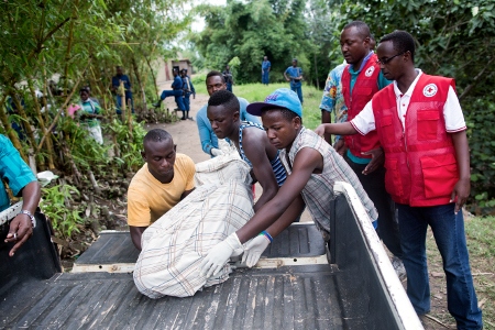 En mördad man har hittats i floden i kvarteret Mutakura i Bujumbura och körs bort av frivilliga. Döda kroppar har blivit en vanlig syn i Bujumbura. Många bär spår av tortyr.