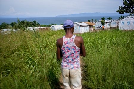 För flyktingarna som lämnat sina hem av rädsla för våldet i Burundi, är konturerna av de burundiska bergen på andra sidan sjön en ständig källa till oro.