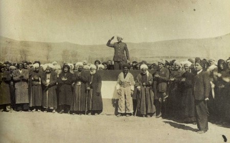 Qazi Muhammed utropar Mahabadrepubliken 22 januari 1946. Denna kurdiska republik i norra Iran blev dock kortlivad. Den 31 mars 1947 lät Iran hänga Qazi Muhammed för förräderi och Mustafa Barzani och kurdiska soldater flydde till Sovjetunionen.