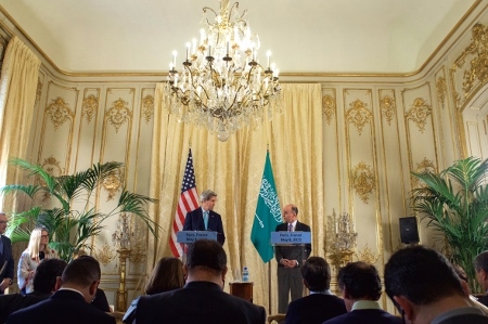 USA:s utrikesminister John Kerry lyssnar när den saudiarabiske utrikesministern Adel Al-Jubeir den 8 maj 2015 tillkännagav fem dagars vapenvila i Jemen.